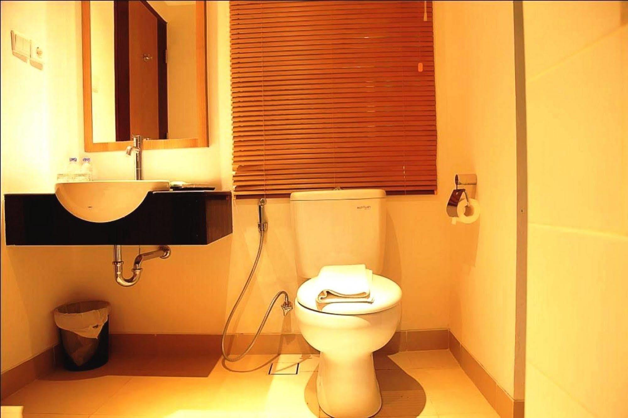 Santosa City Hotel デンパサール エクステリア 写真