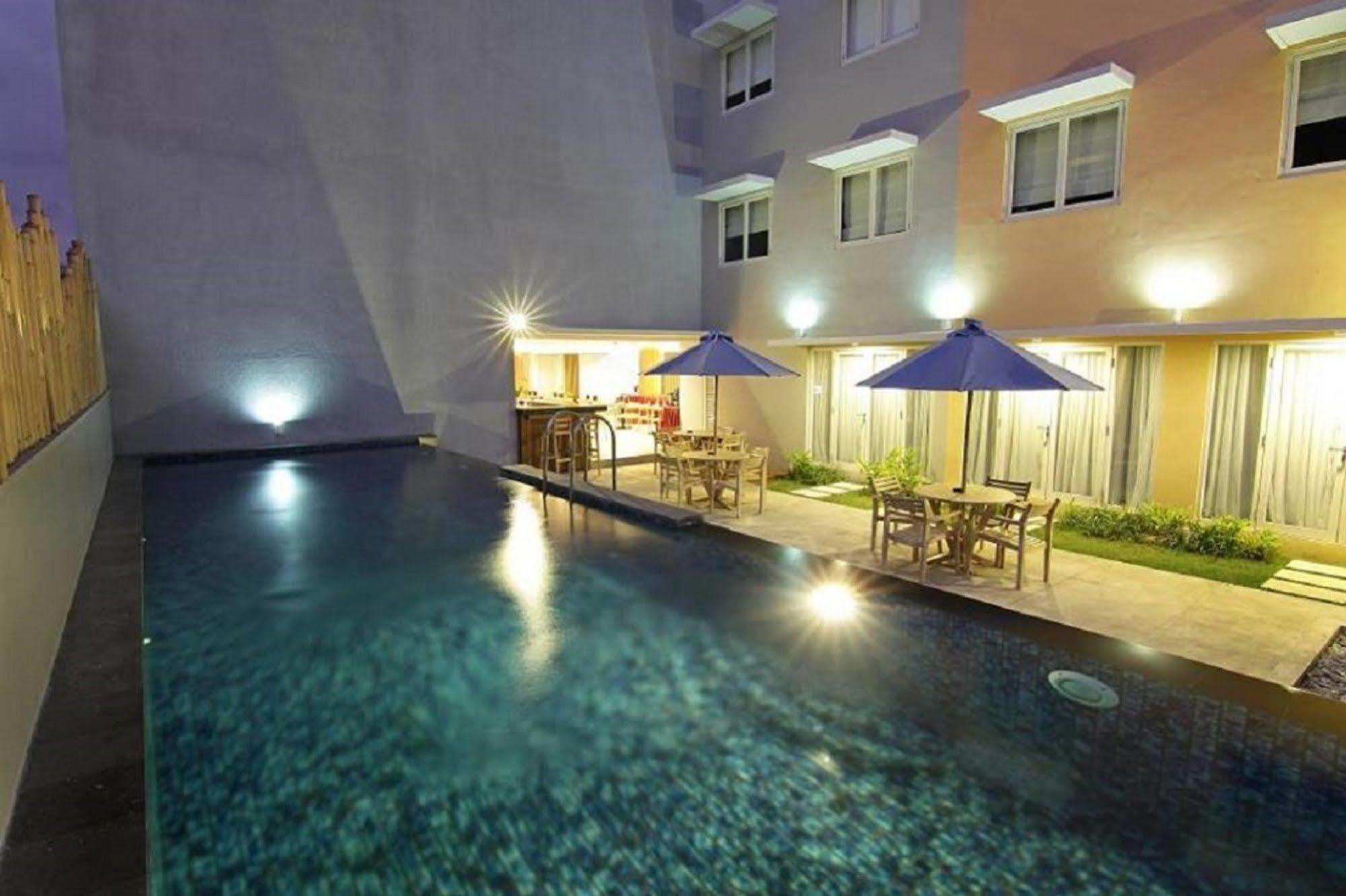 Santosa City Hotel デンパサール エクステリア 写真
