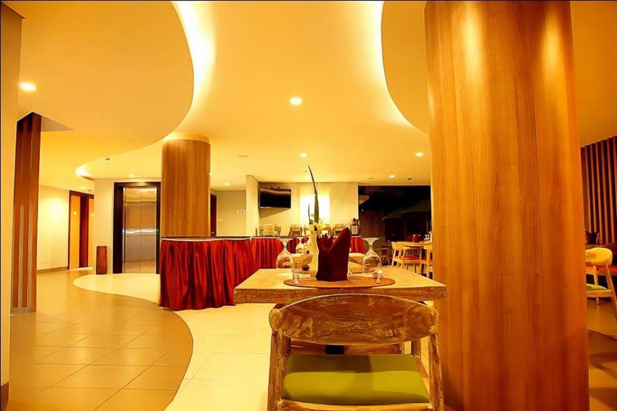 Santosa City Hotel デンパサール エクステリア 写真