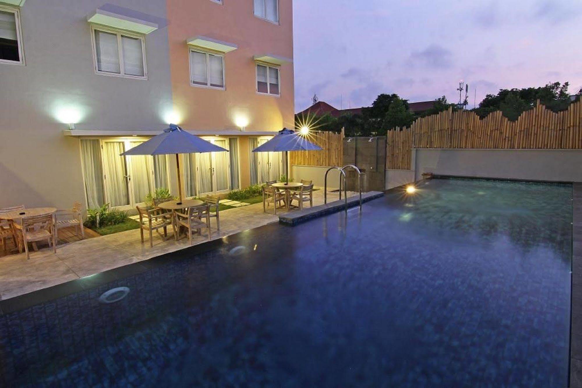 Santosa City Hotel デンパサール エクステリア 写真