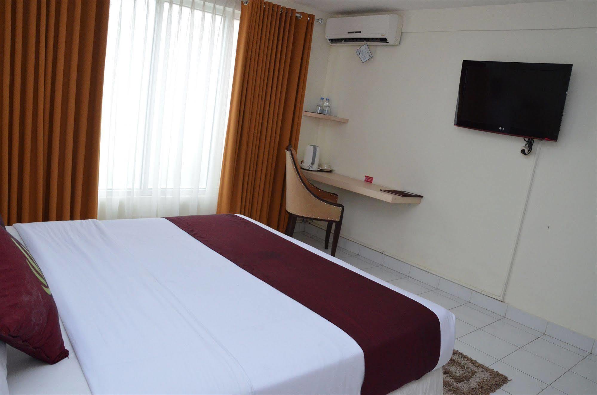 Santosa City Hotel デンパサール エクステリア 写真
