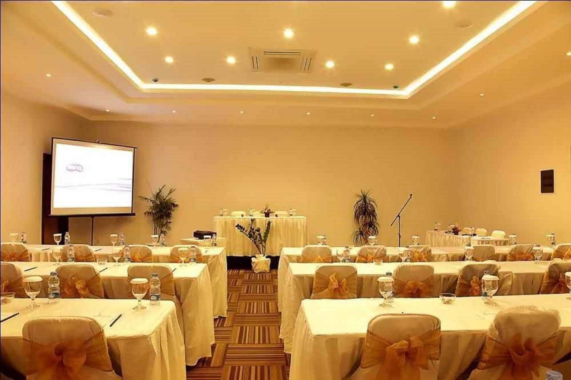 Santosa City Hotel デンパサール エクステリア 写真